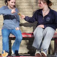 Two girls pull together on tire de neige